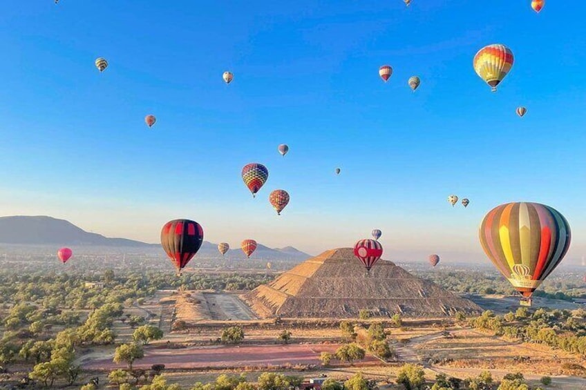 Teotihuacan Balloon ride+ Transportation + Breakfast