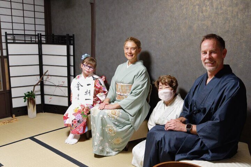 Enjoy a tea ceremony experience with your family wearing kimono