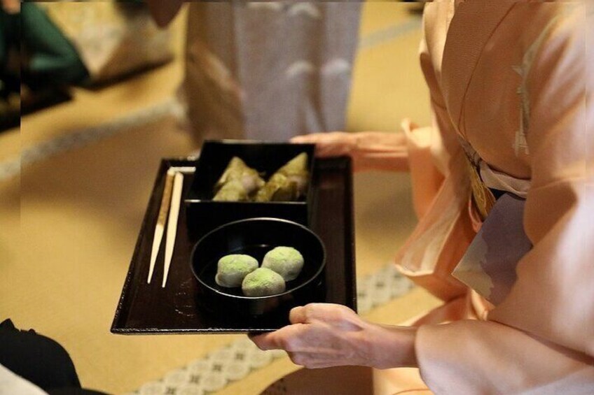 Before drinking matcha, try some seasonal sweets made by a local sweets shop that has been in business for 200 years.