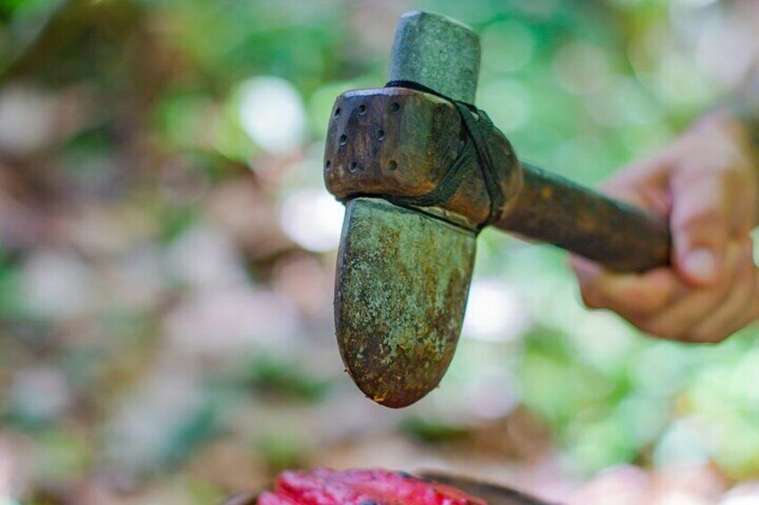 Magic tool to open a cacao pod