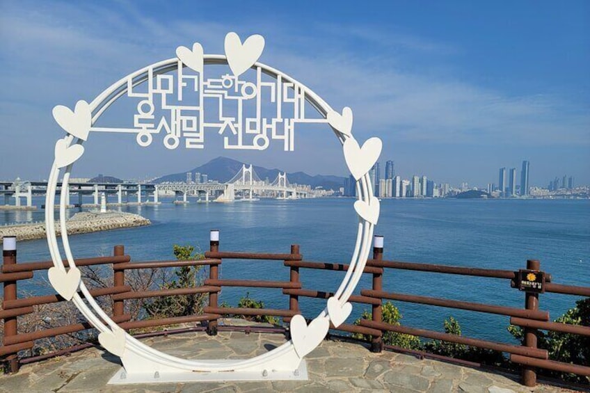 Enjoy seafood after walking along the coast from Igidae Park to Oryukdo Park.