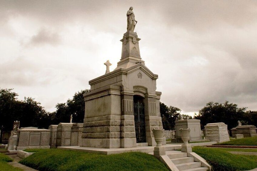 Lake Lawn Metairie Cemetery Walking Tour