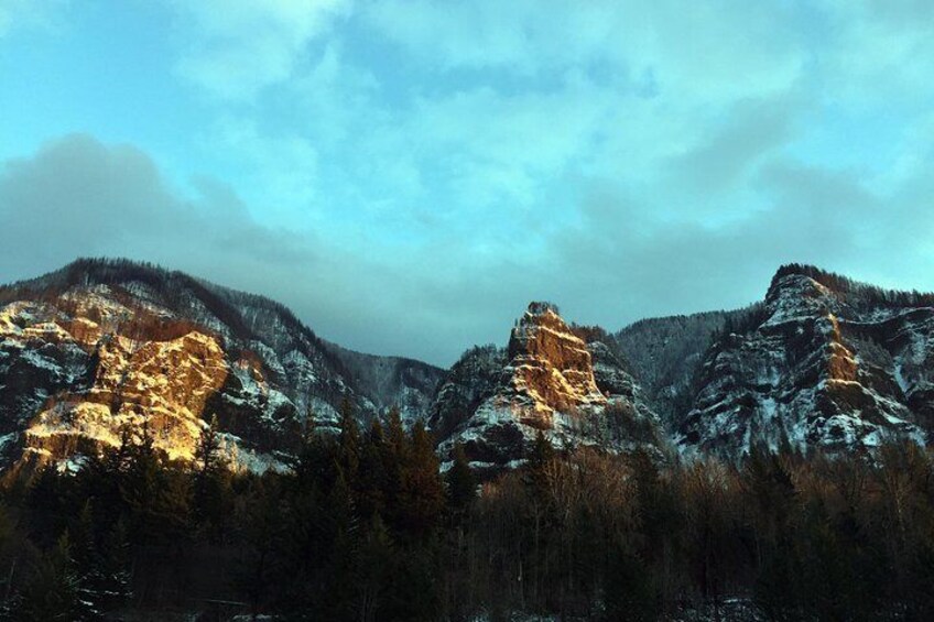 The Hood-Columbia Loop: Timberline, Orchards, and Waterfalls