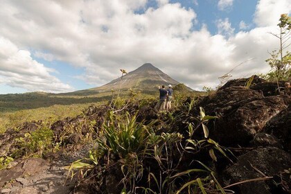 Formule combinée 2 en 1 au volcan Arenal : randonnée sur le volcan et casca...