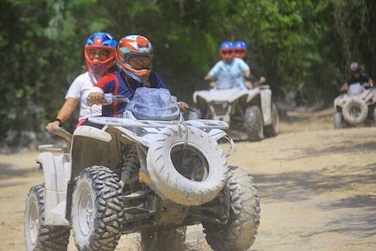 ATV-avontuur, kabelbanen, Cenote-zwemmen, snacks en transport inbegrepen.