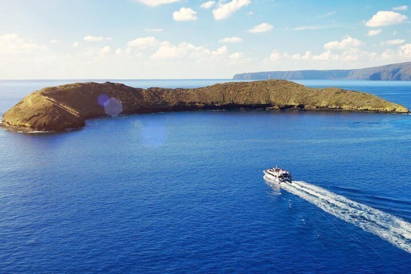 Spacious and Stable Pride of Maui, arriving at Molokini