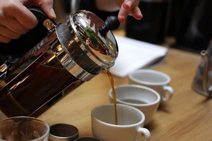 COFFEE BREWING FRENCH PRESS