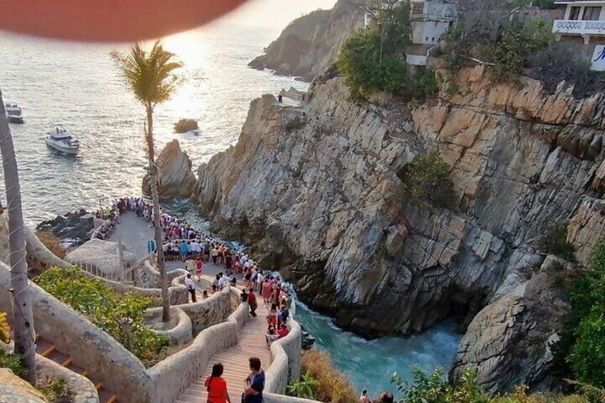 ⭐✔ High Cliff Divers Dinner at "La Quebrada" & Two Drinks or Three Drinks