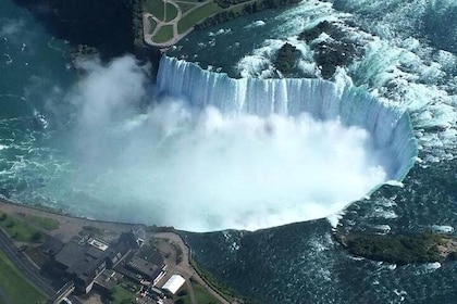 Niagara Falls Day Tour with Hornblower Cruise from Toronto
