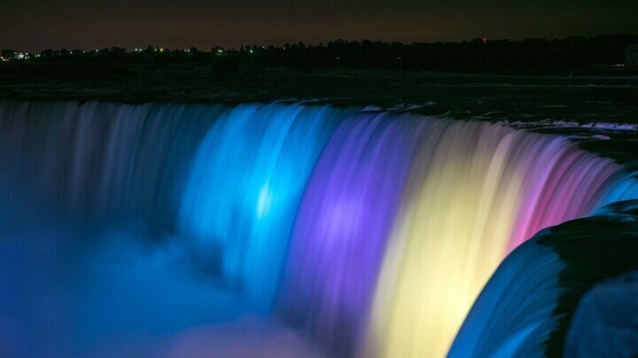 Toronto to Niagara Falls: Evening Tour with Cruise & lights Show