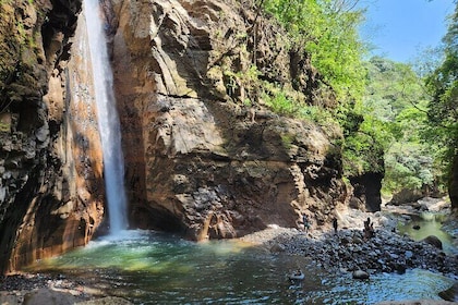 Tamanique Waterfalls Complex + Surf City El Tunco Beachを探索