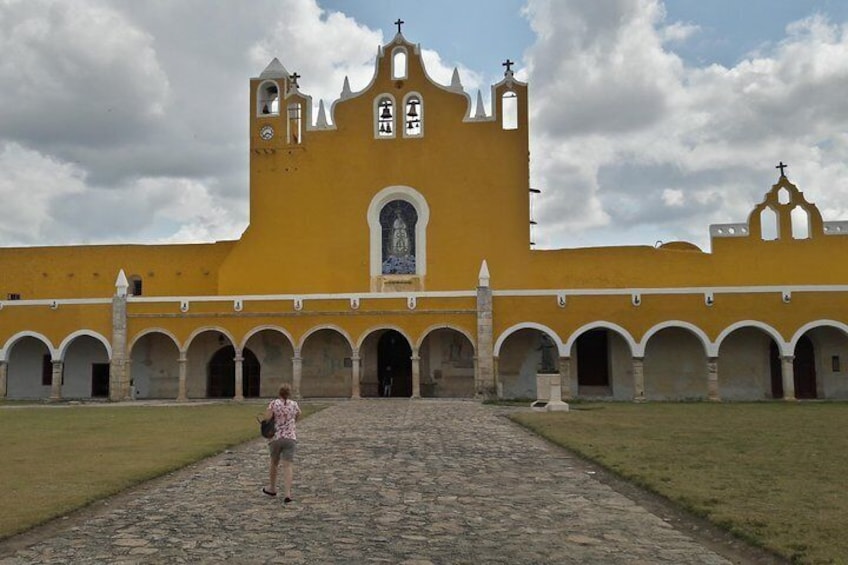 In Izamal you can visit a stunning convent, which has the largest atrium in America, only the Vatican has a bigger one!