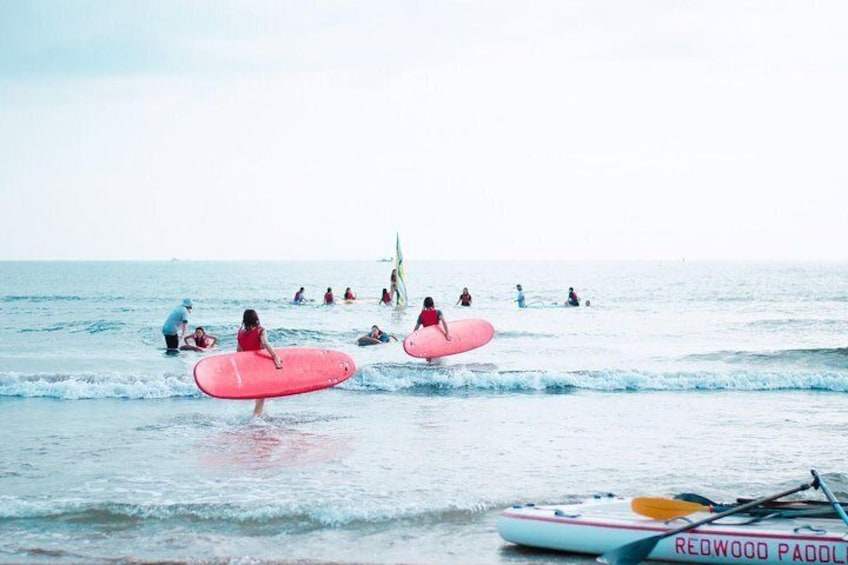 Surf lesson on Valencia beach