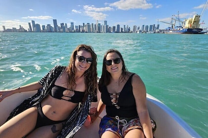 2 timers privat båttur i Miami med kjøler, is, Bluetooth-stereo