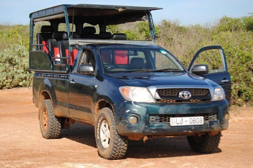 TOYOTA HILUX Modified Jeep