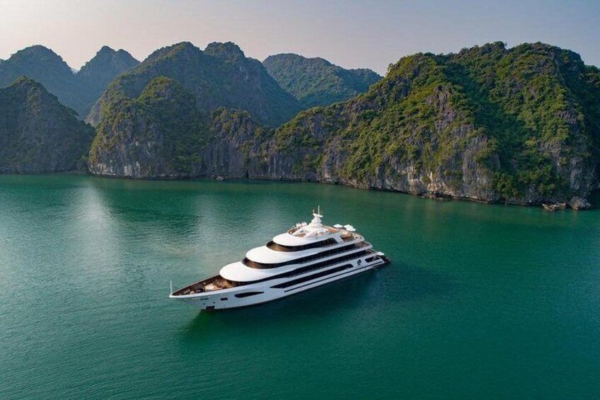 6 stars cruise 3d-2n: biking,BBQ, golf course,cave,transfer, meals,kayak,pool