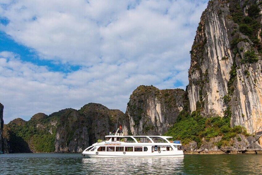 Halong Bay Full Day Trip: Kayaking,Swimming,Hiking,Cave Exploring