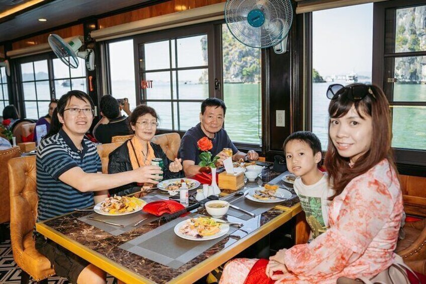Halong Bay and Cave Full-Day Cruise with Lunch from Hanoi