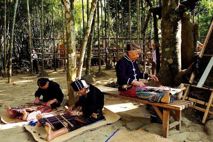 One Day Private Tour of Yanoda Tropical Rain Forest Park and Li Minority Culture Park