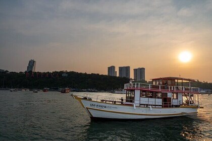 Island Vibes: Red Dragon Yacht Afternoon Tour to Coral Island