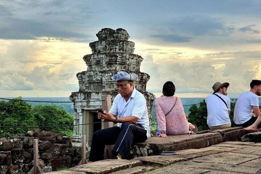 sunset on phnom bakheng 