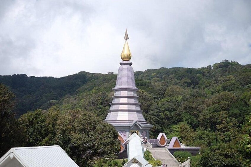 Twin Royal Stupas (Phra Maha Dhatu Nabhapol Bhumisiri), Inthanon