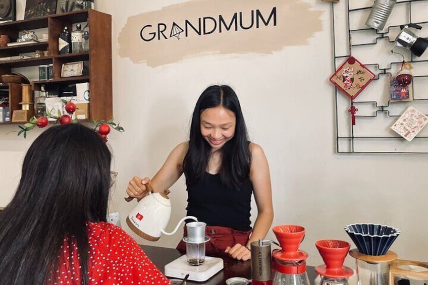 Learning making Vietnamese Phin coffee