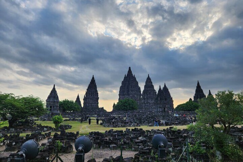 Yogyakarta: Borobudur Climb up and Prambanan Tour with Lunch