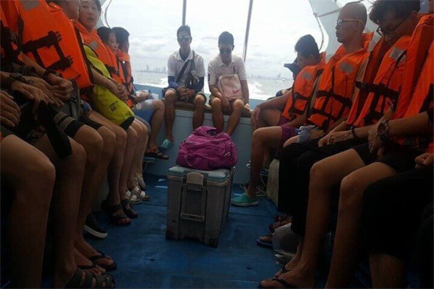 PATTAYA:Coral Island speed boat+Parasailing+Lunch