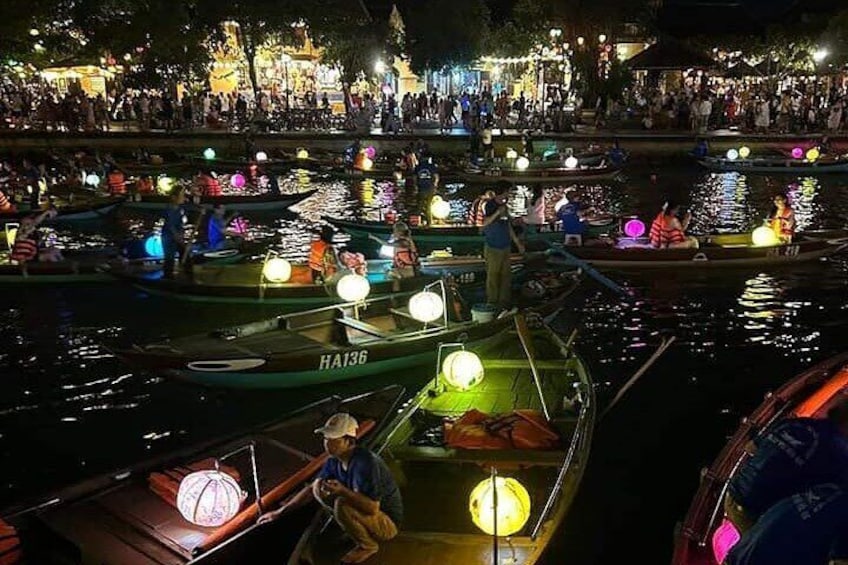 Hoi An Walking Tour with Night Market, Sampan Boat ride from Da Nang or Hoi An