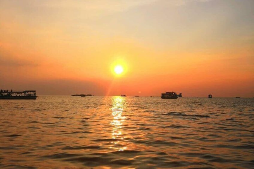 Beautiful sunsets on lake from Queen Tara Riverboat