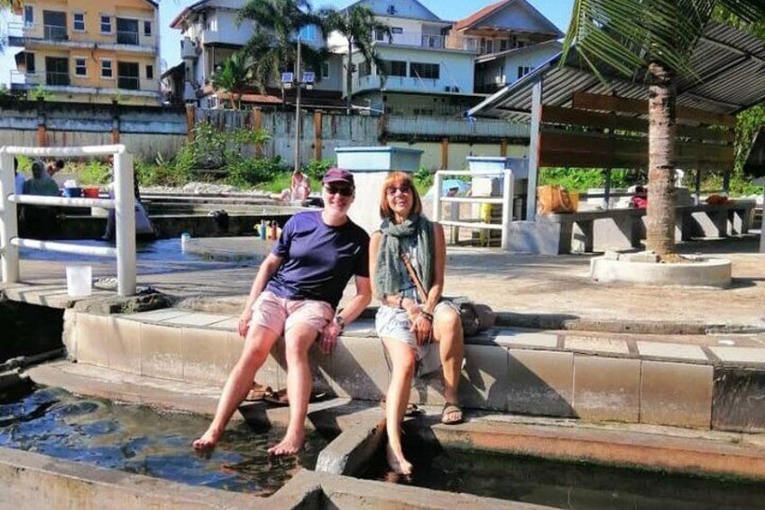 Enjoy soaking feet by the hot spring water