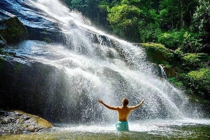 Visite des grottes de Batu, des cascades et des sources chaudes avec déjeun...