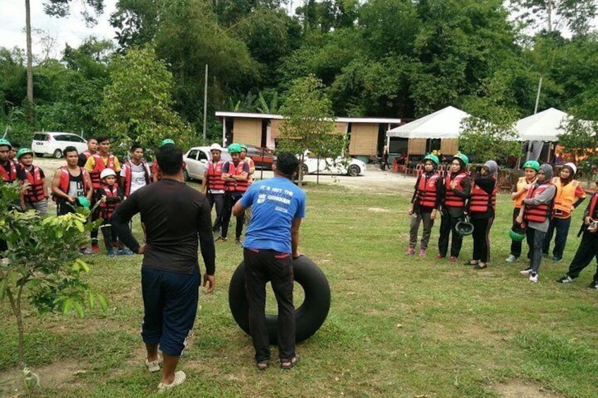 Briefing of river tubing safety 