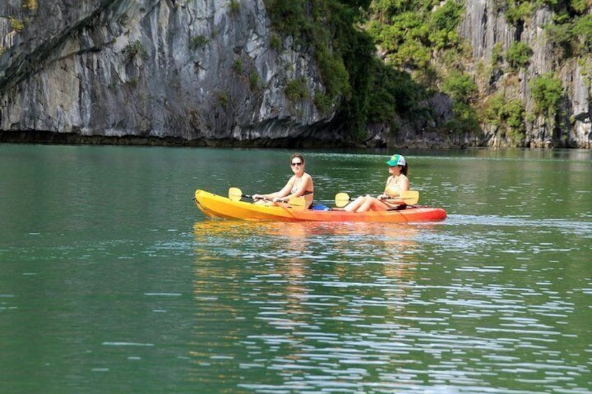 kayaking in Halong bay