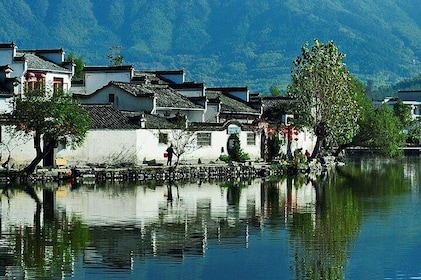Private tour to Hongcun village and Tunxi old town with Lunch from Huangsha...