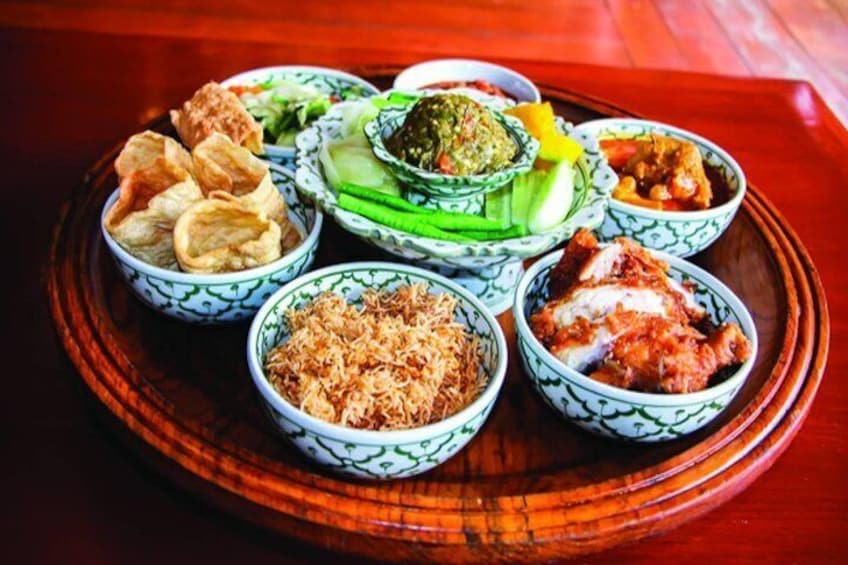 Traditional Khum Khantoke Dinner from Chiang Mai with Cultural Dance Show