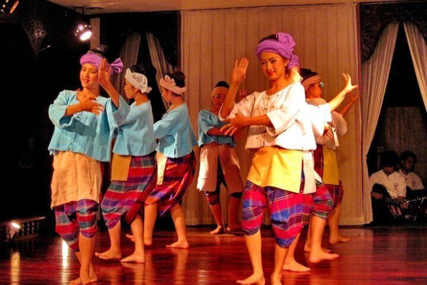 Traditional Khum Khantoke Dinner from Chiang Mai with Cultural Dance Show