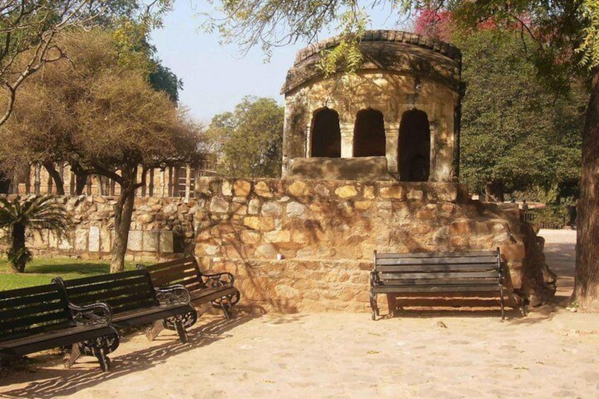 Audio Guided Walking Tour of Qutub Minar & Mehrauli, Delhi