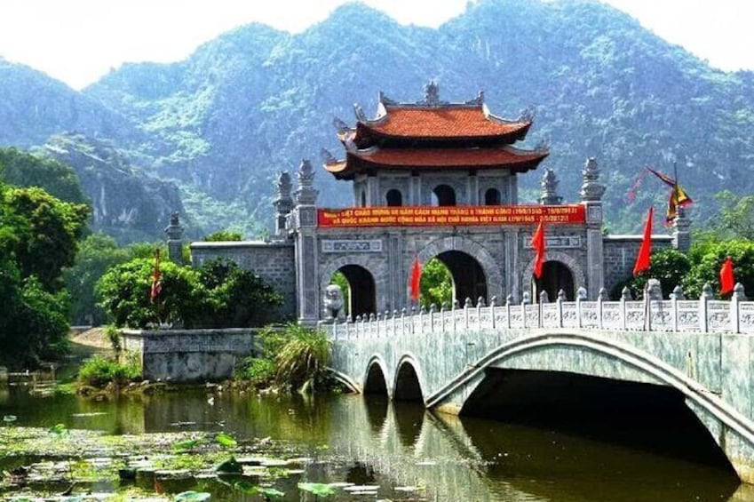 Full day Hoa Lu - Mua Cave - Trang An Boating with transfer & Buffet lunch