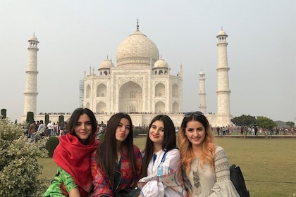Taj Mahal Tour from Delhi with Lunch at 5 Star Hotel