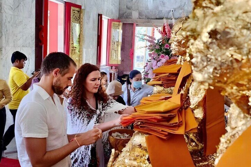 Put Gold Leaf Buddha Statue