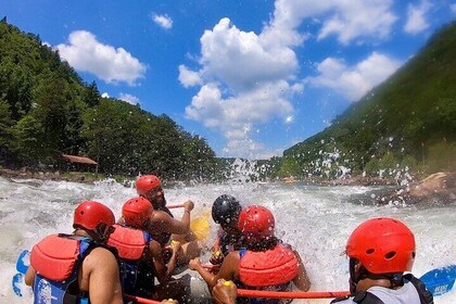 Full Ocoee River Rafting Adventure with a Riverside Lunch
