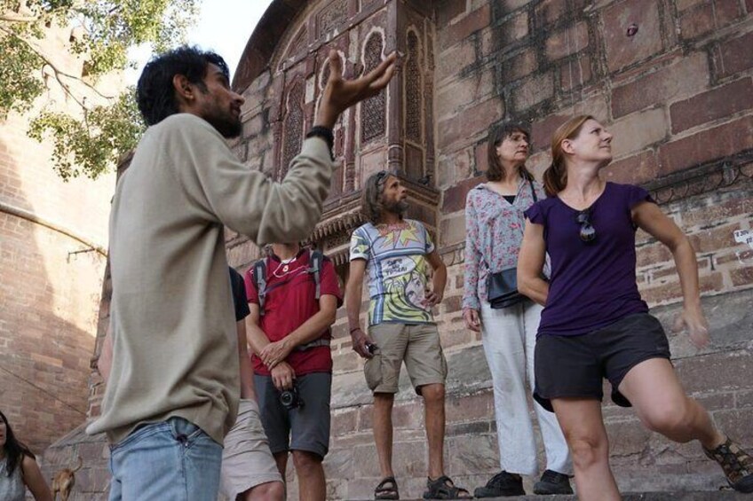 Giving the introduction of Udaipur city. Nomadic tours | Walking tour in Udaipur