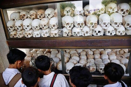 Visite du champ de la mort et du musée du génocide de Toul Sleng