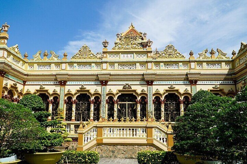 Explore Mekong Delta in Lux Group pay visit to Vinh Trang temple