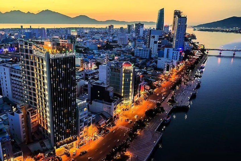 Da Nang By Night: Seafood dinner, night market and cruise trip