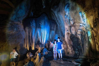 Excursión en kayak, espeleología y jungla de Chiang Dao durante todo el día...