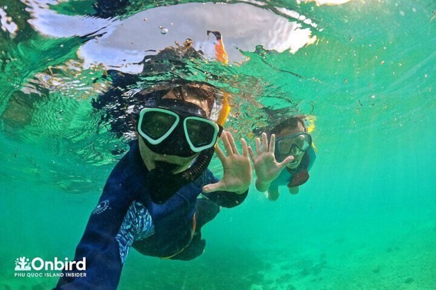 Underwater guide supports and leads kids in the snorkeling time
