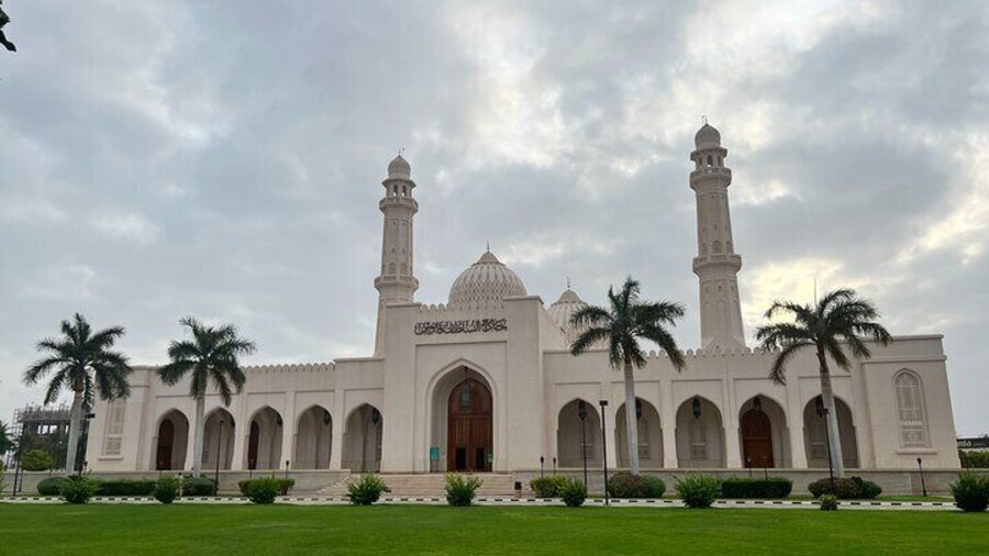 Sultan Qaboos Mosque - The Iconic Islamic Architecture in Salalah